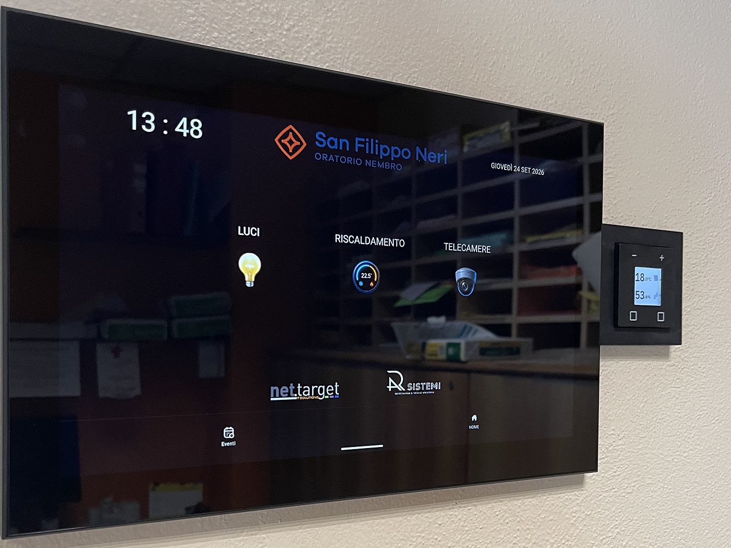 Pannello touch di supervisione KNX a parete, con termostato a fianco